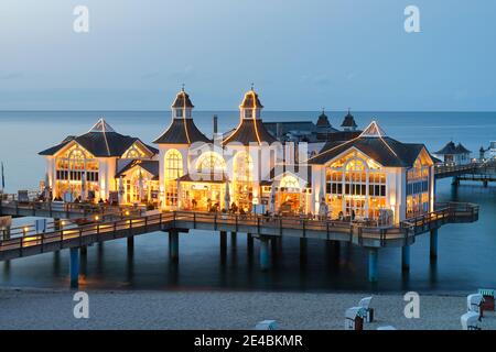 Seebrücke im Ostseebad Sellin im Abendlicht, Sellin, Rügen, Ostsee, Mecklenburg-Vorpommern, Deutschland Stockfoto