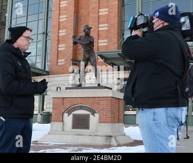 Milwaukee, Wisconsin, USA. Januar 2021. KENT WAINSCOTT, ein Reporter und Videofilmer HANK STRUNK kam nach dem Tod des Baseball-Großen Hank Aaron in Atlanta ins American Family Field. Er war 86 Jahre alt. Vor dem Stadion befindet sich eine Statue von Aaron. Aaron spielte im Milwaukee County Stadium, das abgerissen wurde, als American Family Field nebenan gebaut wurde, für die Milwaukee Braves und die Milwaukee Brewers. Er war der erste Spieler, der Babe Ruths Karriere-Heimlauf-Rekord brach. (Bild: © Mark HertzbergZUMA Wire) Stockfoto