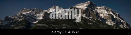 Mondbeleuchtete Berge und Sterne, Mount Rundle, Bow Valley, Banff National Park, Alberta, Kanada Stockfoto