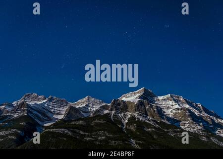 Mondbeleuchtete Berge und Sterne, Mount Rundle, Bow Valley, Banff National Park, Alberta, Kanada Stockfoto