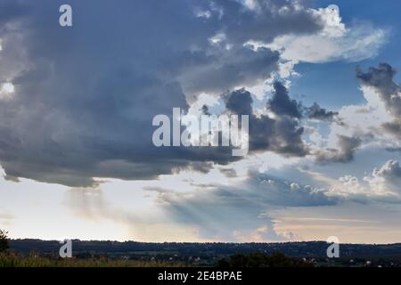 Hat kurz vor dem Sturm in einem Vorort neben der Hauptstadt Serbiens, Belgrad genommen. Dieser riesige und farbige Himmel mit Maisfeld und Häusern überall, machen diese sc Stockfoto