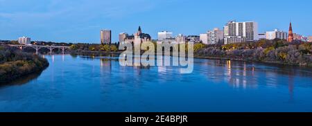 Skylines am Wasser, South Saskatchewan River, Saskatoon, Saskatchewan, Kanada Stockfoto