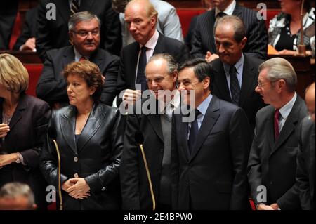 (1rt-Runde) der französische Minister für Gesundheit, Jugend und Sport Roselyne Bachelot-Narquin, der französische Minister für Kultur und Kommunikation Frederic Mitterrand, der französische Premierminister Francois Fillon und der französische Vizeminister für die Beziehungen zum parlament Henri de Raincourt (2. Runde) Der französische Minister für Stadt- und Landesplanung und ländliche Angelegenheiten Michel Mercier und der französische Minister für Inneres, überseeische Abteilungen und Gebietsverwaltung Brice Hortefeux und der französische Vizeminister für Veteranenangelegenheiten Hubert Falco nehmen am September an einer Arbeitssitzung in der Nationalversammlung in Paris Teil Stockfoto