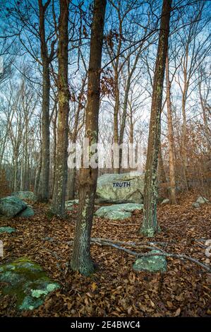 Dogtown rockt mit dem inspirierenden Wort 'Truth', Gloucester, Cape Ann, Essex County, Massachusetts, USA Stockfoto