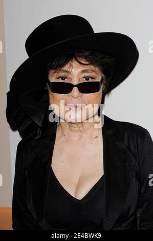 (L-R) Yoko Ono, Sean Lennon und Model Charlotte Kemp Muhl nehmen an der ThreeASFOUR Spring/Summer 2010 Präsentation während der Mercedes-Benz Fashion Week in den Milk Studios am 17. September 2009 in New York City Teil Foto von Mehdi Taamallah/ABACAPRESS.COM (Foto: Yoko Ono, Sean Lennon, Charlotte Kemp Muhl) Stockfoto