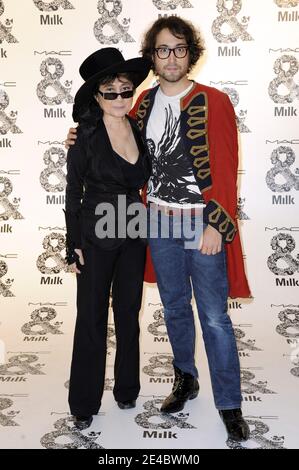 Yoko Ono und Sean Lennon nehmen an der ThreeASFOUR Frühjahr/Sommer 2010 Präsentation während der Mercedes-Benz Fashion Week in den Milk Studios am 17. September 2009 in New York City Teil Foto von Mehdi Taamallah/ABACAPRESS.COM (Foto: Yoko Ono, Sean Lennon) Stockfoto