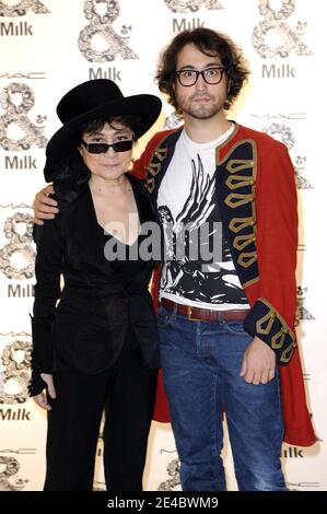 Yoko Ono und Sean Lennon nehmen an der ThreeASFOUR Frühjahr/Sommer 2010 Präsentation während der Mercedes-Benz Fashion Week in den Milk Studios am 17. September 2009 in New York City Teil Foto von Mehdi Taamallah/ABACAPRESS.COM (Foto: Yoko Ono, Sean Lennon) Stockfoto