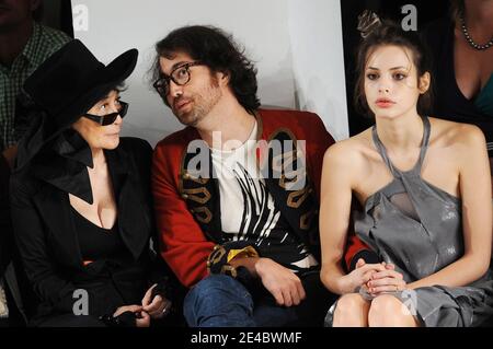 (L-R) Yoko Ono, Sean Lennon und Model Charlotte Kemp Muhl nehmen an der ThreeASFOUR Spring/Summer 2010 Präsentation während der Mercedes-Benz Fashion Week in den Milk Studios am 17. September 2009 in New York City Teil Foto von Mehdi Taamallah/ABACAPRESS.COM (Foto: Yoko Ono, Sean Lennon, Charlotte Kemp Muhl) Stockfoto