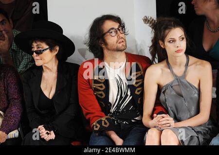 (L-R) Yoko Ono, Sean Lennon und Model Charlotte Kemp Muhl nehmen an der ThreeASFOUR Spring/Summer 2010 Präsentation während der Mercedes-Benz Fashion Week in den Milk Studios am 17. September 2009 in New York City Teil Foto von Mehdi Taamallah/ABACAPRESS.COM (Foto: Yoko Ono, Sean Lennon, Charlotte Kemp Muhl) Stockfoto