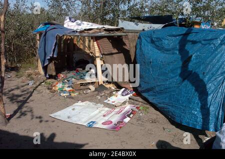 Migranten, die versuchen, nach Großbritannien zu gelangen, meist aus Afghanistan, werden am 18. September 2009 in einem Waldgebiet, bekannt als "der Dschungel" in Calais, Nordfrankreich, dargestellt, wo sie sich zuhause aufmachen. Die französische Regierung kündigte am 16. September 2009 an, dass es w Stockfoto