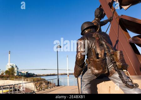 Statuen und Bob Kerrey Fußgängerbrücke auf Missouri River, Omaha, Douglas County, Nebraska, USA Stockfoto