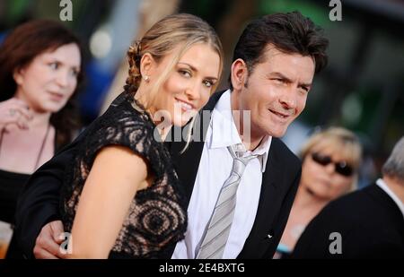 Charlie Sheen und Freundin Brooke Mueller bei der Ankunft bei den 61. Jährlichen Primetime Emmy Awards, die am 20. September 2009 im Nokia Theater in Los Angeles, CA, USA, stattfinden. Foto von Lionel Hahn/ABACAPRESS.COM (im Bild: Brooke Mueller, Charlie Sheen) Stockfoto