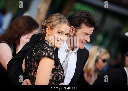 Charlie Sheen und Freundin Brooke Mueller bei der Ankunft bei den 61. Jährlichen Primetime Emmy Awards, die am 20. September 2009 im Nokia Theater in Los Angeles, CA, USA, stattfinden. Foto von Lionel Hahn/ABACAPRESS.COM (im Bild: Brooke Mueller, Charlie Sheen) Stockfoto