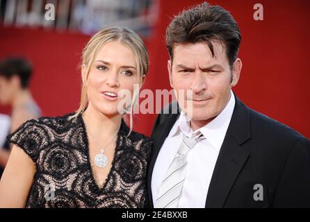 Charlie Sheen und Freundin Brooke Mueller bei der Ankunft bei den 61. Jährlichen Primetime Emmy Awards, die am 20. September 2009 im Nokia Theater in Los Angeles, CA, USA, stattfinden. Foto von Lionel Hahn/ABACAPRESS.COM (im Bild: Brooke Mueller, Charlie Sheen) Stockfoto