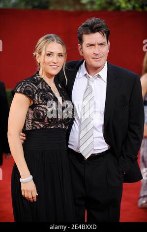 Charlie Sheen und Freundin Brooke Mueller bei der Ankunft bei den 61. Jährlichen Primetime Emmy Awards, die am 20. September 2009 im Nokia Theater in Los Angeles, CA, USA, stattfinden. Foto von Lionel Hahn/ABACAPRESS.COM (im Bild: Brooke Mueller, Charlie Sheen) Stockfoto