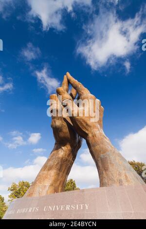 Die größte Skulptur der Gebetshänden der Welt an der Oral Roberts University, Tulsa, Oklahoma, USA Stockfoto