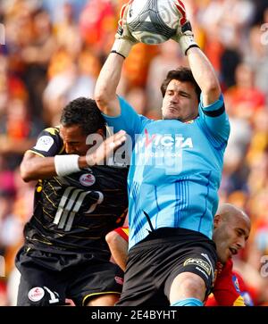 Lens Torhüter Vedran Runje kämpft mit Pierre-Emerick Aubameyang in Lille beim französischen Fußballspiel der Ersten Liga, RC Lens gegen Lille OSC am 20. September 2009 im Felix Bollaert Stadion in Lens, Frankreich, um den Ball. Das Spiel endete in einem Unentschieden von 1-1. Pho Stockfoto