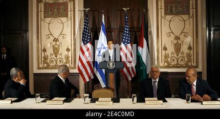 US-Präsident Barack Obama (C) spricht am 22. September 2009 bei einem trilateralen Treffen mit dem israelischen Ministerpräsidenten Benjamin Netanjahu (L) und dem palästinensischen Präsidenten Mahmoud Abbas (R) im Waldorf Astoria Hotel in New York City, NY, USA. Foto von John Angelillo/ABACAPRESS.COM Stockfoto
