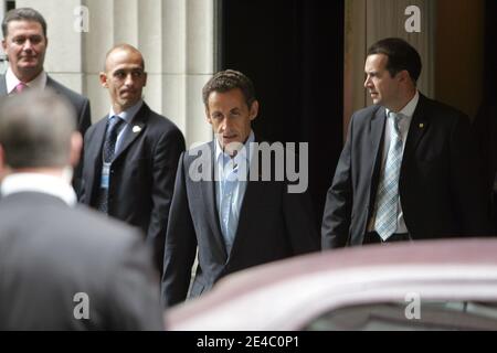 Der französische Präsident Nicolas Sarkozy verlässt am 21. September 2009 das Carlyle Hotel in New York City, NY, USA. Foto von Charles Guerin/ABACAPRESS.COM Stockfoto