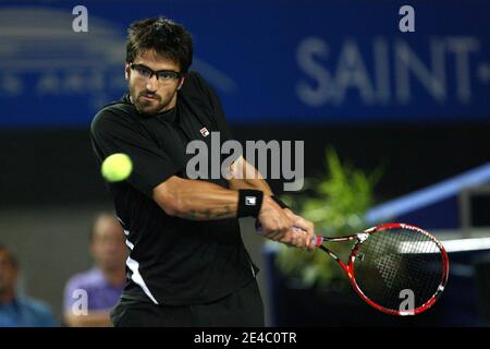 Serbiens Janko Tipsarevic in Aktion in seiner ersten Runde des Open de Moselle Tennisturniers in Metz, Frankreich am 22. September 2009. Janko Tipsarevic gewann 6:4, 6:4. Foto von Mathieu Cugnot/ABACAPRESS.COM Stockfoto