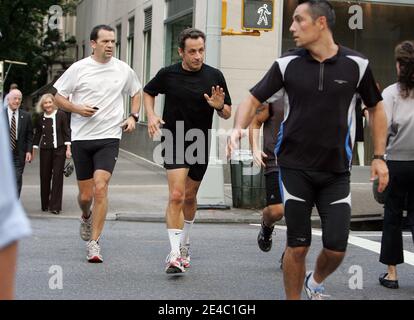 Der französische Präsident Nicolas Sarkozy kommt am 23. September 2009 in sein Hotel zurück, um im Central Park in New York, NY, zu joggen. Foto von Charles Guerin/ABACAPRESS.COM (im Bild: Nicolas Sarkozy) Stockfoto