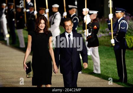 Der französische Präsident Nicolas Sarkozy und seine Frau Carla Bruni-Sarkozy kommen am Donnerstag, den 24. September 2009, zum Begrüßungsessen für die G-20-Führer am Phipps Conservatory in Pittsburgh, Pennsylvania, USA, an. Staatsoberhäupter der führenden Wirtschaftsmächte der Welt kamen heute zum zweitägigen G-20-Gipfel im David L. Lawrence Convention Center, der das Wirtschaftswachstum fördern sollte. Foto von Win McNamee/ABACAPRESS.COM Stockfoto