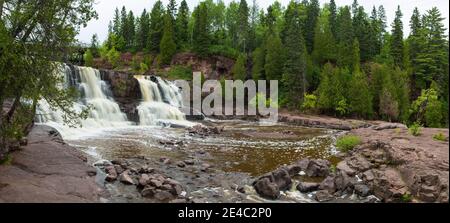 Wasserfall in einem Wald, Middle Falls, Gooseberry River, Gooseberry Falls State Park, Lake Superior, Minnesota, USA Stockfoto