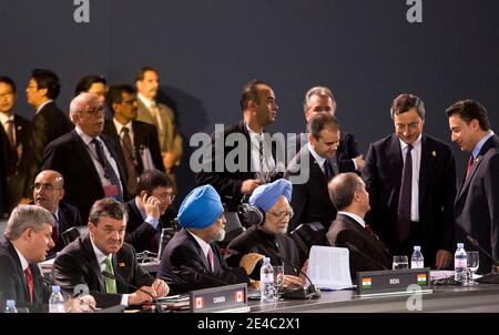 Die Staats- und Regierungschefs der G-20 (L-R), der kanadische Premierminister Stephen Harper und der Finanzminister James Flaherty, der stellvertretende Vorsitzende der indischen planungskommission, Montek Singh Ahluwalia, und der Premierminister Manmohan Singh, Und der türkische Ministerpräsident Recep Erdogan trifft sich während einer Plenarsitzung am zweiten Tag des Gipfeltreffens der Gruppe 20 in Pittsburgh, PA, USA, am 25. September 2009. Die Staats- und Regierungschefs der G-20 arbeiten an einem Abkommen, um eine Wiederholung der schlimmsten globalen Finanzkrise seit der Großen Depression zu verhindern und eine nachhaltige Erholung zu gewährleisten. Foto von Andrew Harrer/ABACAPRESS.COM Stockfoto