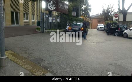 Rimini, Italien. Januar 2021. (INT) Italien stellt eine Verringerung der COVID-19-Fälle und Todesfälle vor und verbietet Flüge aus Brasilien. 22. Januar 2021, Rimini, Italien: Derzeit hat Italien 13,633 weitere Fälle und 472 Covid-19 Todesfälle. Das Land hat seine Impfkampagne am 27. Dezember 2020 gestartet und hat bereits rund 1.3 Millionen Menschen geimpft, 36,358 erhielten beide Dosen. In Krankenhäusern müssen Patienten den Test vor der Einreise durchführen, um zu bestätigen, dass sie nicht mit dem Virus infiziert sind. Zum Beispiel hat der italienische Katastrophenschutz in Rimini ein Zelt aufgestellt, um die Tests durchzuführen. Mit dem Coronavirus var Stockfoto