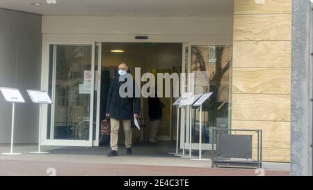 Rimini, Italien. Januar 2021. (INT) Italien stellt eine Verringerung der COVID-19-Fälle und Todesfälle vor und verbietet Flüge aus Brasilien. 22. Januar 2021, Rimini, Italien: Derzeit hat Italien 13,633 weitere Fälle und 472 Covid-19 Todesfälle. Das Land hat seine Impfkampagne am 27. Dezember 2020 gestartet und hat bereits rund 1.3 Millionen Menschen geimpft, 36,358 erhielten beide Dosen. In Krankenhäusern müssen Patienten den Test vor der Einreise durchführen, um zu bestätigen, dass sie nicht mit dem Virus infiziert sind. Zum Beispiel hat der italienische Katastrophenschutz in Rimini ein Zelt aufgestellt, um die Tests durchzuführen. Mit dem Coronavirus var Stockfoto