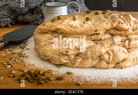 Frischer hausgemachter Brotteig, Vollkornsauerteig mit Kürbis und Sonnenblumenkernen Stockfoto