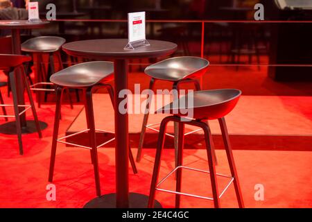 Leere Stühle in einem Restaurant, Hannover, Niedersachsen Stockfoto