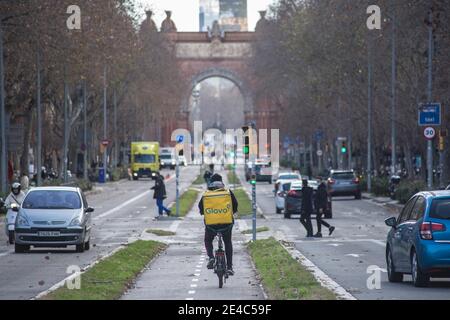 Barcelona, Katalonien, Spanien. Januar 2021. Glovo App Delivery man gesehen Fahrrad fahren.das Ministerium für Arbeit von Spanien entwickelt einen gesetzlichen Rahmen, der die Tätigkeit von Home Delivery Menschen umfasst, bekannt als Fahrer, die für digitale Plattformen wie Glovo, Deliveroo, Just Eat oder Uber Eats arbeiten. Das neue Rider-Gesetz würde Unternehmen verpflichten, ihre Arbeiter einzustellen und damit die Zahl der falschen Selbstständigen zu beenden. Quelle: Thiago Prudencio/DAX/ZUMA Wire/Alamy Live News Stockfoto