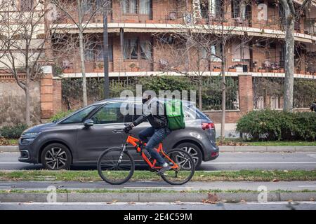 Barcelona, Katalonien, Spanien. Januar 2021. Uber isst App Delivery man gesehen Fahrrad fahren.das Ministerium für Arbeit von Spanien entwickelt einen rechtlichen Rahmen, der die Aktivität von Home Delivery Menschen umfasst, bekannt als Fahrer, die für digitale Plattformen wie Glovo, Deliveroo, Just Eat oder Uber Eats arbeiten. Das neue Rider-Gesetz würde Unternehmen verpflichten, ihre Arbeiter einzustellen und damit die Zahl der falschen Selbstständigen zu beenden. Quelle: Thiago Prudencio/DAX/ZUMA Wire/Alamy Live News Stockfoto