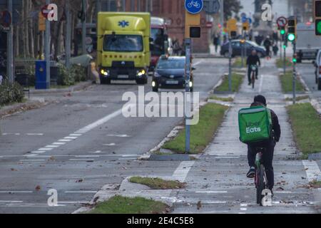 Barcelona, Katalonien, Spanien. Januar 2021. Uber isst App Delivery man gesehen Fahrrad fahren.das Ministerium für Arbeit von Spanien entwickelt einen rechtlichen Rahmen, der die Aktivität von Home Delivery Menschen umfasst, bekannt als Fahrer, die für digitale Plattformen wie Glovo, Deliveroo, Just Eat oder Uber Eats arbeiten. Das neue Rider-Gesetz würde Unternehmen verpflichten, ihre Arbeiter einzustellen und damit die Zahl der falschen Selbstständigen zu beenden. Quelle: Thiago Prudencio/DAX/ZUMA Wire/Alamy Live News Stockfoto