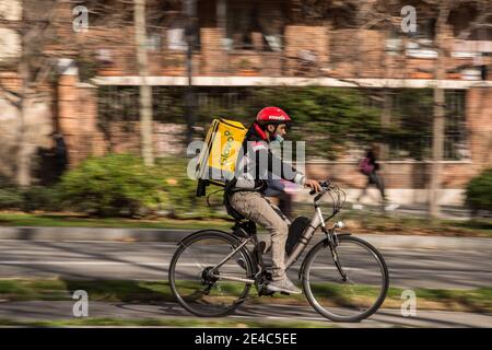 Barcelona, Katalonien, Spanien. Januar 2021. Glovo App Delivery man gesehen Fahrrad fahren.das Ministerium für Arbeit von Spanien entwickelt einen gesetzlichen Rahmen, der die Tätigkeit von Home Delivery Menschen umfasst, bekannt als Fahrer, die für digitale Plattformen wie Glovo, Deliveroo, Just Eat oder Uber Eats arbeiten. Das neue Rider-Gesetz würde Unternehmen verpflichten, ihre Arbeiter einzustellen und damit die Zahl der falschen Selbstständigen zu beenden. Quelle: Thiago Prudencio/DAX/ZUMA Wire/Alamy Live News Stockfoto