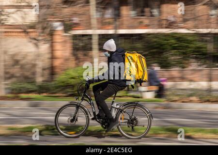 Barcelona, Katalonien, Spanien. Januar 2021. Glovo App Delivery man gesehen Fahrrad fahren.das Ministerium für Arbeit von Spanien entwickelt einen gesetzlichen Rahmen, der die Tätigkeit von Home Delivery Menschen umfasst, bekannt als Fahrer, die für digitale Plattformen wie Glovo, Deliveroo, Just Eat oder Uber Eats arbeiten. Das neue Rider-Gesetz würde Unternehmen verpflichten, ihre Arbeiter einzustellen und damit die Zahl der falschen Selbstständigen zu beenden. Quelle: Thiago Prudencio/DAX/ZUMA Wire/Alamy Live News Stockfoto