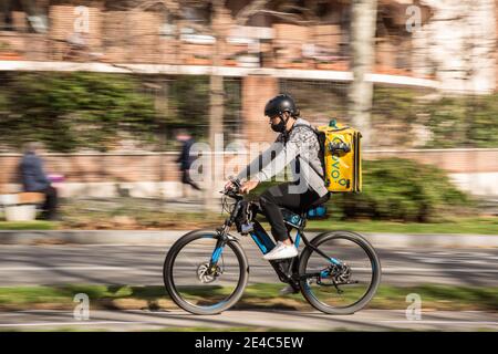 Barcelona, Katalonien, Spanien. Januar 2021. Glovo App Delivery man gesehen Fahrrad fahren.das Ministerium für Arbeit von Spanien entwickelt einen gesetzlichen Rahmen, der die Tätigkeit von Home Delivery Menschen umfasst, bekannt als Fahrer, die für digitale Plattformen wie Glovo, Deliveroo, Just Eat oder Uber Eats arbeiten. Das neue Rider-Gesetz würde Unternehmen verpflichten, ihre Arbeiter einzustellen und damit die Zahl der falschen Selbstständigen zu beenden. Quelle: Thiago Prudencio/DAX/ZUMA Wire/Alamy Live News Stockfoto