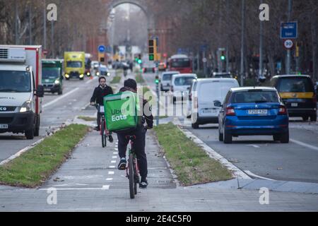 Barcelona, Katalonien, Spanien. Januar 2021. Uber isst App Delivery man gesehen Fahrrad fahren.das Ministerium für Arbeit von Spanien entwickelt einen rechtlichen Rahmen, der die Aktivität von Home Delivery Menschen umfasst, bekannt als Fahrer, die für digitale Plattformen wie Glovo, Deliveroo, Just Eat oder Uber Eats arbeiten. Das neue Rider-Gesetz würde Unternehmen verpflichten, ihre Arbeiter einzustellen und damit die Zahl der falschen Selbstständigen zu beenden. Quelle: Thiago Prudencio/DAX/ZUMA Wire/Alamy Live News Stockfoto