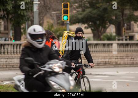 Barcelona, Katalonien, Spanien. Januar 2021. Glovo App Delivery man gesehen Fahrrad fahren.das Ministerium für Arbeit von Spanien entwickelt einen gesetzlichen Rahmen, der die Tätigkeit von Home Delivery Menschen umfasst, bekannt als Fahrer, die für digitale Plattformen wie Glovo, Deliveroo, Just Eat oder Uber Eats arbeiten. Das neue Rider-Gesetz würde Unternehmen verpflichten, ihre Arbeiter einzustellen und damit die Zahl der falschen Selbstständigen zu beenden. Quelle: Thiago Prudencio/DAX/ZUMA Wire/Alamy Live News Stockfoto