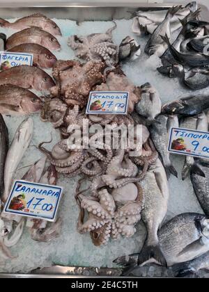 Waren der Fischhändler in Pylos, Messenia, Peloponnes, Griechenland Stockfoto