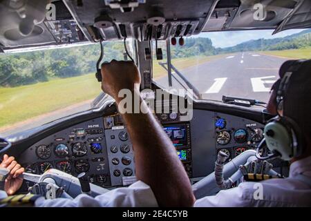 Ein Blick zwischen Pilot und Copilot aus dem Cockpit eines Handelskampfes der Pacific Sun Airlines, der vom Flughafen Kadavu/Vunisea, Fidschi, abfliegt. Stockfoto