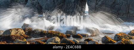 Wellen brechen auf Felsen, Harris Beach State Park, Samuel H. Boardman State Scenic Corridor, Oregon, USA Stockfoto