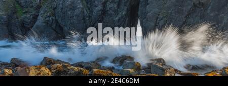 Wellen brechen auf Felsen, Harris Beach State Park, Samuel H. Boardman State Scenic Corridor, Oregon, USA Stockfoto