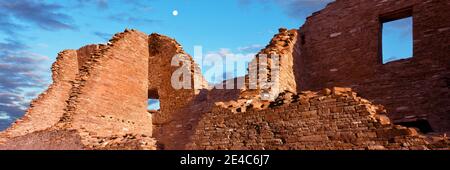 Blick auf die Ruinen von Ancestral Puebloans, Chaco Culture National Historic Park, New Mexico, USA Stockfoto