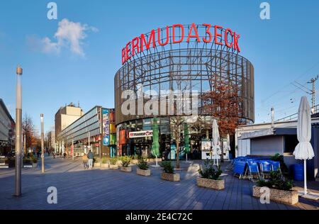 Bochum, Ruhrgebiet, Nordrhein-Westfalen, Deutschland - verlassene Ausgehmeile Bermuda-Dreieck in der Bochumer Innenstadt in Zeiten der Coronakrise während des zweiten Teils der Sperre, nur wenige Passanten auf der Kortumstraße, der Haupteinkaufsstraße in der Fußgängerzone. Stockfoto