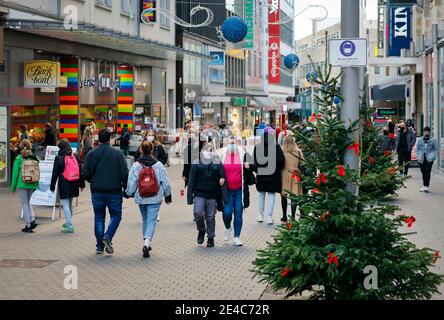 Bochum, Ruhrgebiet, Nordrhein-Westfalen, Deutschland - Maskenanforderung in der Bochumer Innenstadt in Zeiten der Koronakrise im zweiten Teil der Sperre laufen Passanten mit Schutzmasken über die weihnachtlich geschmückte Kortumstraße, die Haupteinkaufsstraße in der Fußgängerzone. Stockfoto