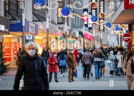 Bochum, Ruhrgebiet, Nordrhein-Westfalen, Deutschland - Maskenanforderung in der Bochumer Innenstadt in Zeiten der Koronakrise im zweiten Teil der Sperre laufen Passanten mit Schutzmasken über die weihnachtlich geschmückte Kortumstraße, die Haupteinkaufsstraße in der Fußgängerzone. Stockfoto