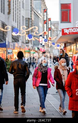 Bochum, Ruhrgebiet, Nordrhein-Westfalen, Deutschland - Maskenanforderung in der Bochumer Innenstadt in Zeiten der Koronakrise im zweiten Teil der Sperre laufen Passanten mit Schutzmasken über die weihnachtlich geschmückte Kortumstraße, die Haupteinkaufsstraße in der Fußgängerzone. Stockfoto