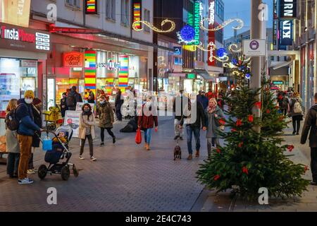 Bochum, Ruhrgebiet, Nordrhein-Westfalen, Deutschland - Maskenanforderung in der Bochumer Innenstadt in Zeiten der Koronakrise im zweiten Teil der Sperre laufen Passanten mit Schutzmasken über die weihnachtlich geschmückte Kortumstraße, die Haupteinkaufsstraße in der Fußgängerzone. Stockfoto